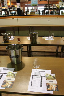 餐厅内整洁的餐桌场景