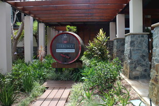 庭院绿植环绕的圆形装置