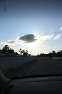 车内视角的公路天空景象