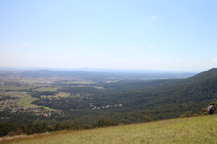 山顶俯瞰美丽开阔风景