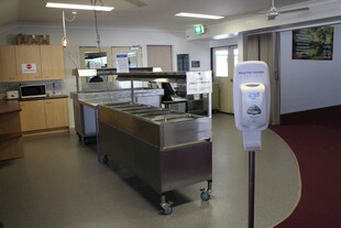 现代厨房设备展示区