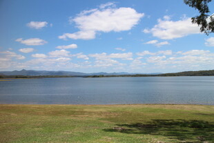 湖畔风光 蓝天白云绿地