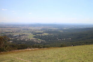山顶俯瞰广袤绿野风光