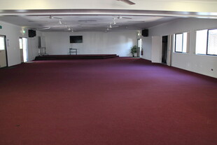 空旷室内铺有红色地毯空间