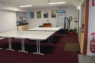 室内乒乓球桌及健身器材区