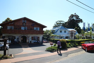 小镇街边的复古建筑与行人