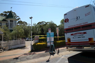 道路施工场景中的车辆与人