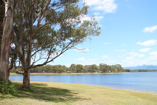 湖畔绿树蓝天美景