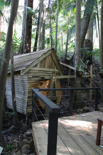 森林中的古朴小木屋