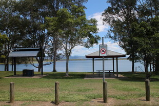 湖畔草地凉亭风景