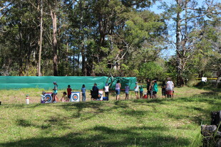 户外草地人群活动场景