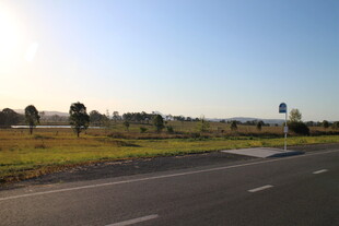 公路旁的开阔田园风光