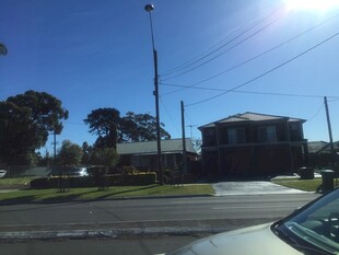 街道旁的房屋与晴朗天空