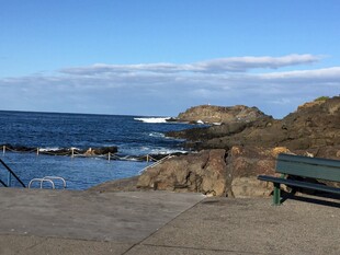 海边长椅与壮阔海景