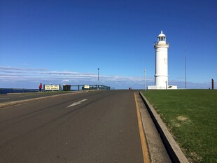 公路旁的白色灯塔