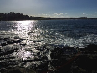 夕阳下波光粼粼的海面