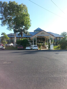 乡村路旁的特色建筑