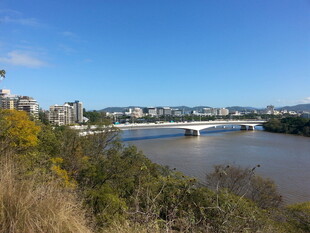 河畔城市风光远眺