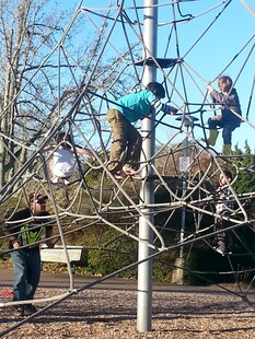 儿童在户外攀爬游乐设施