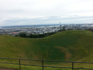 俯瞰绿色山丘与远处城市