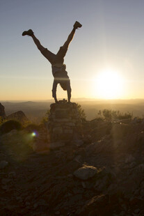 夕阳下的倒立者