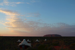 沙漠日落时的帐篷营地