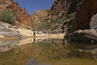 峡谷中徒步者与静谧水域