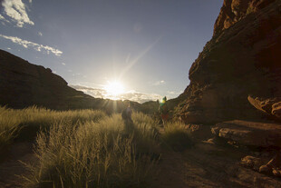 山谷间的日出美景