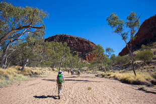 徒步者穿行于荒野岩石间