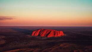 夕阳下的乌鲁鲁巨石
