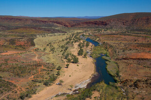 壮丽河谷风光俯瞰图