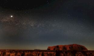 夜空下的乌鲁鲁巨石奇观