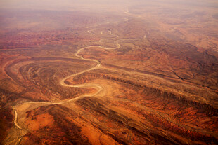 沙漠蜿蜒公路壮丽景观