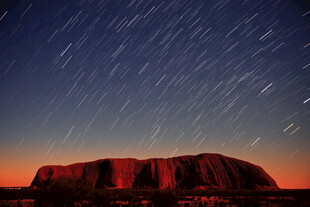 乌鲁鲁夜空下的星轨奇观