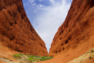 峡谷风光 赤红岩壁与蓝天