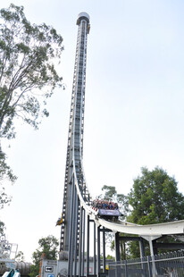 高耸入云的刺激跳楼机