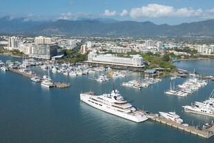 海滨游艇码头美丽景致