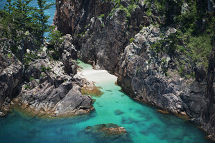 绝美峡谷中的澄澈蓝绿水潭