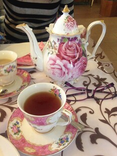 精致英式茶具与一杯热茶