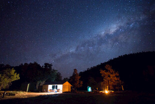 山村静夜星空下的温馨小屋