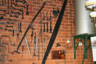 砖墙挂置的多样工具