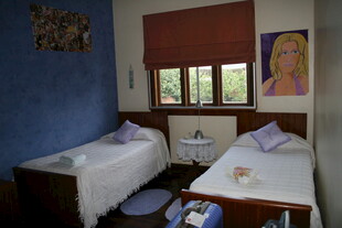 温馨双床卧室室内景象