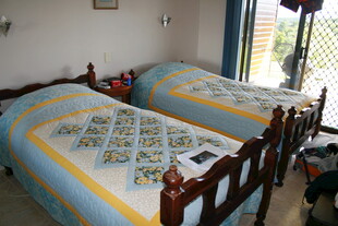 温馨双床卧室场景