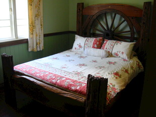 复古车轮床头的温馨卧室