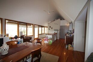 温馨木质风格的家庭餐厅