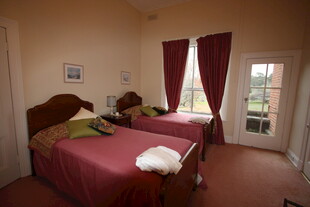 温馨卧室双床布置场景