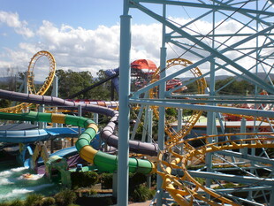 刺激的游乐园过山车设施