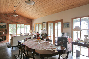 温馨木质餐厅室内场景