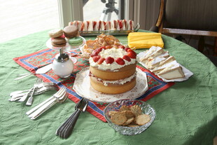 丰盛节日餐桌美食布置
