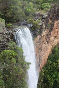 壮观瀑布隐于葱郁山林间